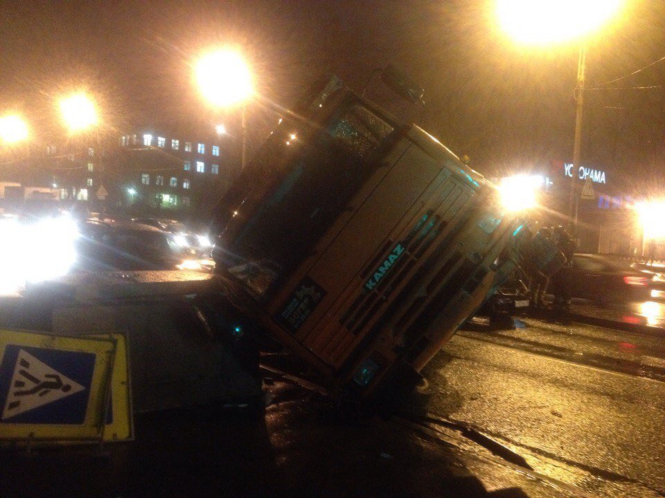 В Петербурге КАМАЗ упал на машины 1.jpg