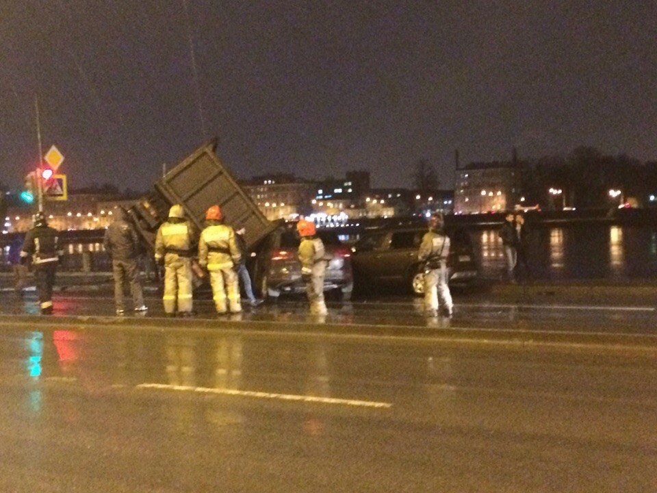 В Петербурге КАМАЗ упал на машины 3.jpg