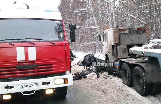 Три человека погибли в ДТП с КАМАЗом в Томске Три человека погибли в ДТП с КАМАЗом в Томске 5.jpg