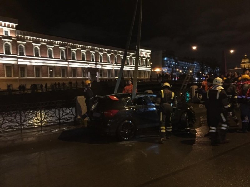 В Петербурге в Мойку снова упал автомобиль В Петербурге в Мойку снова упал автомобиль (3).jpg