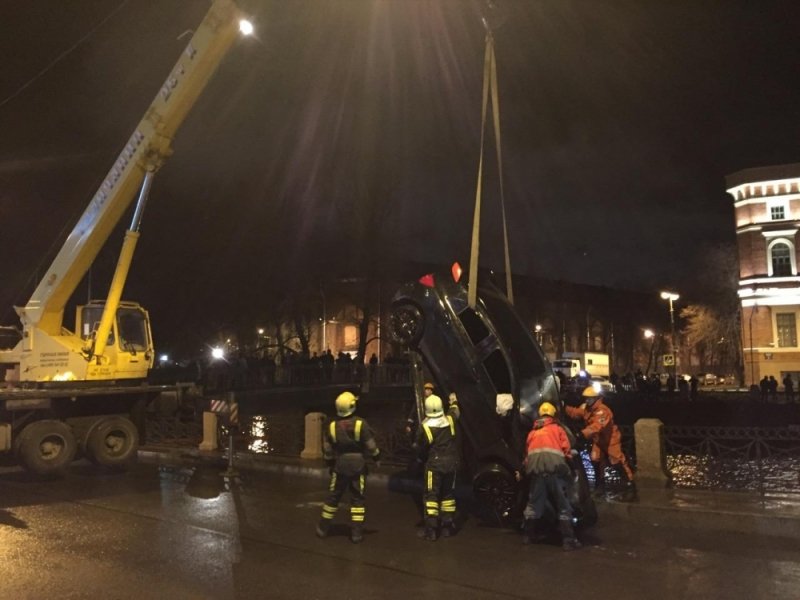 В Петербурге в Мойку снова упал автомобиль В Петербурге в Мойку снова упал автомобиль (1).jpg