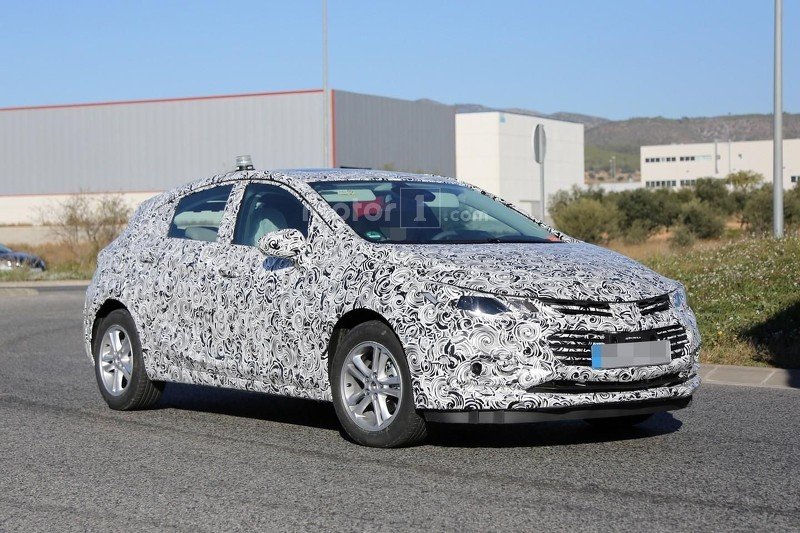 Обновленный Chevrolet Cruze 2017 был замечен в Европе (1).jpg