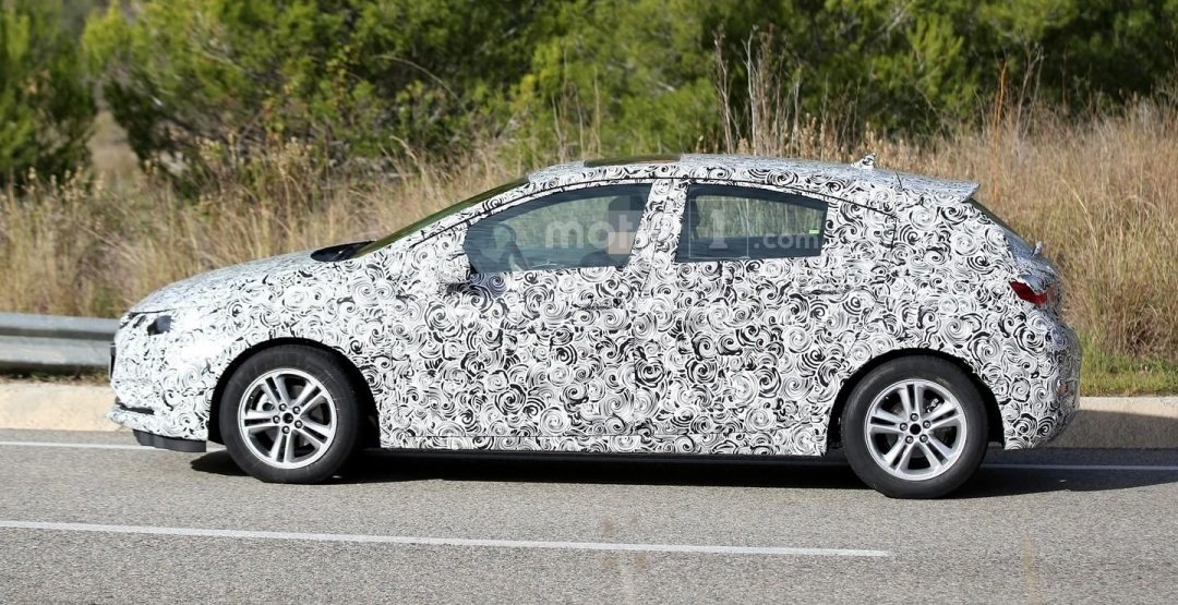Обновленный Chevrolet Cruze 2017 был замечен в Европе (2).jpg