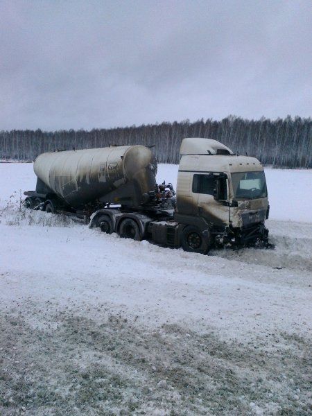 Под Богдановичем на трассе Тюмень - Екатеринбург в ДТП погибли три человека (3).jpg