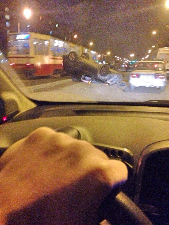 В Петербурге из перевернувшегося внедорожника сбежал водитель (2).jpg