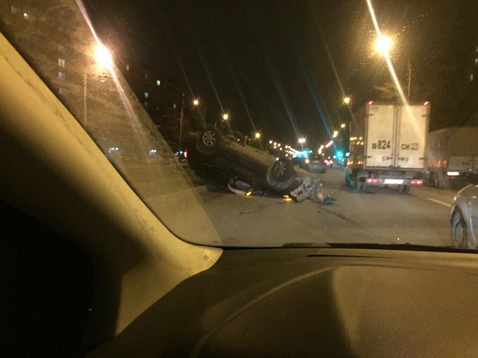 В Петербурге из перевернувшегося внедорожника сбежал водитель (3).jpg