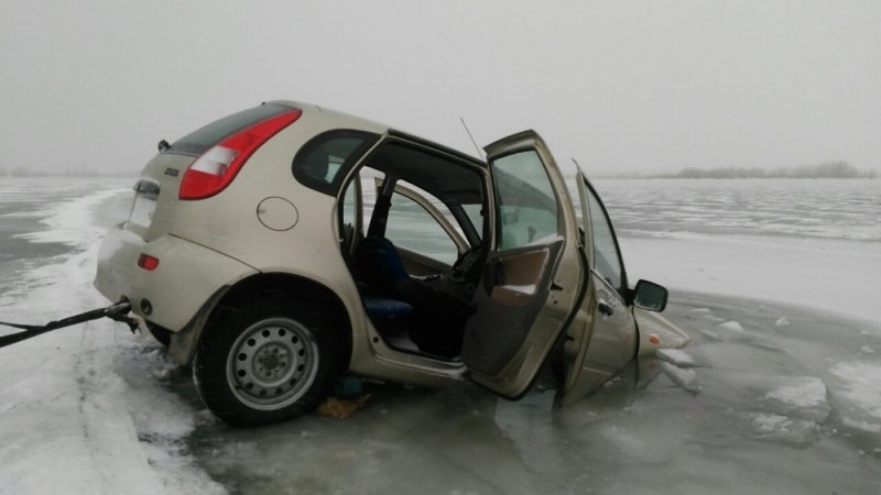 На Ириклинском водохранилище под лед провалилась Lada Kalina (2).jpg