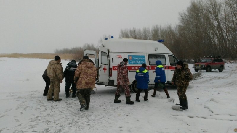 На Ириклинском водохранилище под лед провалилась Lada Kalina (1).jpg