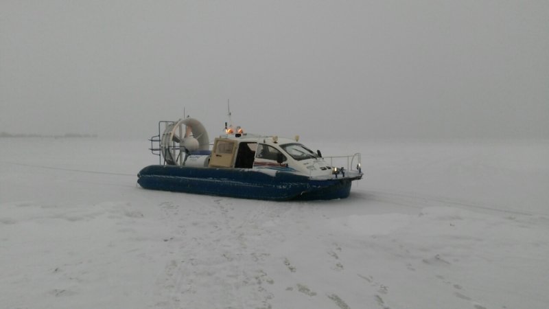 На Ириклинском водохранилище под лед провалилась Lada Kalina (3).jpg