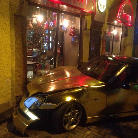 В Ейске в кафе врезался золотой Mercedes.jpg