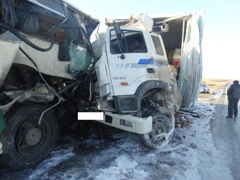 Под Минеральными Водами при столкновении автобуса и фуры пострадали два человека (1).jpg