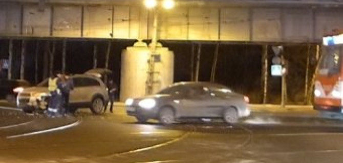 Volkswagen Jetta и кроссовер (предположительно Chevrolet) сильно столкнулись под ЖД мостом на 1-ом Муринском проспекте