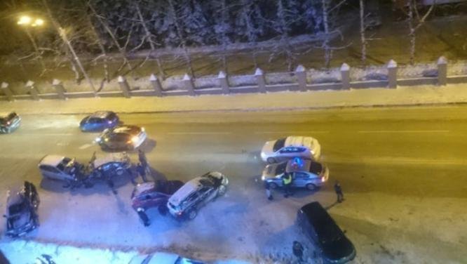 В Уфе пьяный водитель устроил массовое ДТП.jpg
