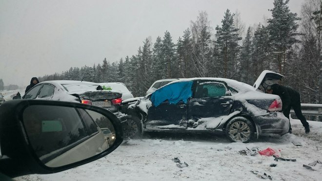 Под Петербургом столкнулись 18 автомобилей (2).jpg