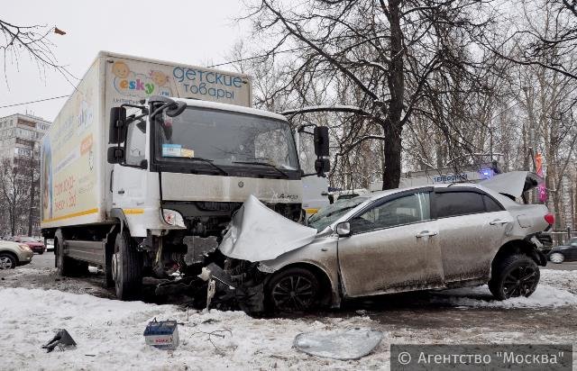 В Москве в ДТП с грузовиком погиб человек (3).jpg