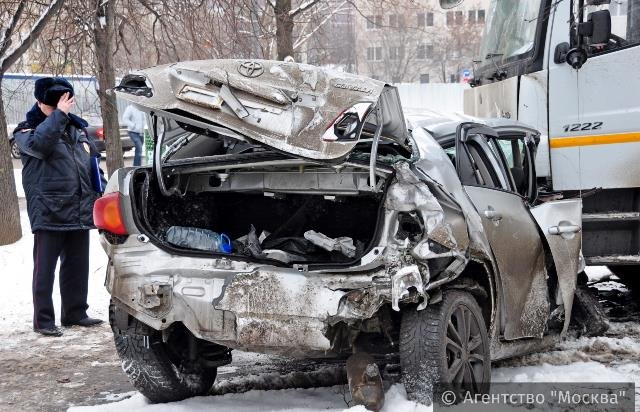 В Москве в ДТП с грузовиком погиб человек (5).jpg