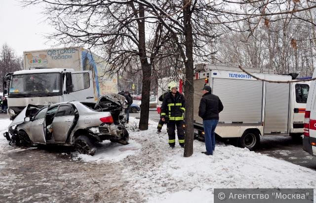 В Москве в ДТП с грузовиком погиб человек (2).jpg