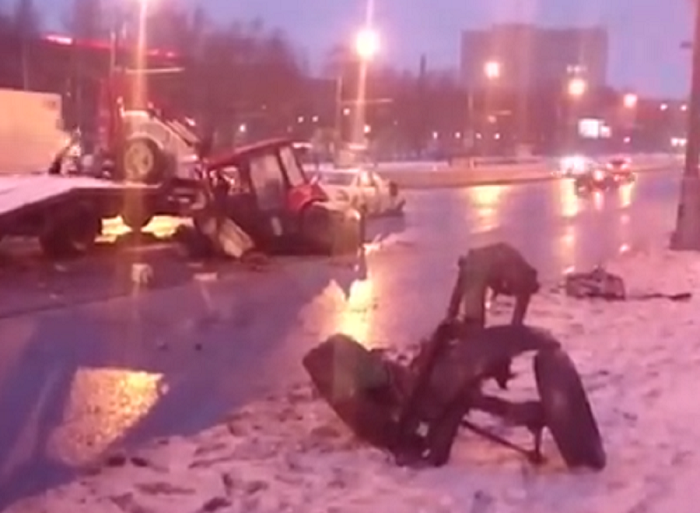 В Москве при столкновении трактора и легковушки погиб человек.png