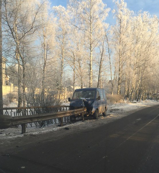 В Пушкине отбойник проткнул фургон 1.jpg