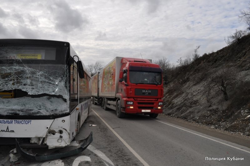 В ДТП с автобусом на Кубани один человек погиб и семь пострадали (4).jpg