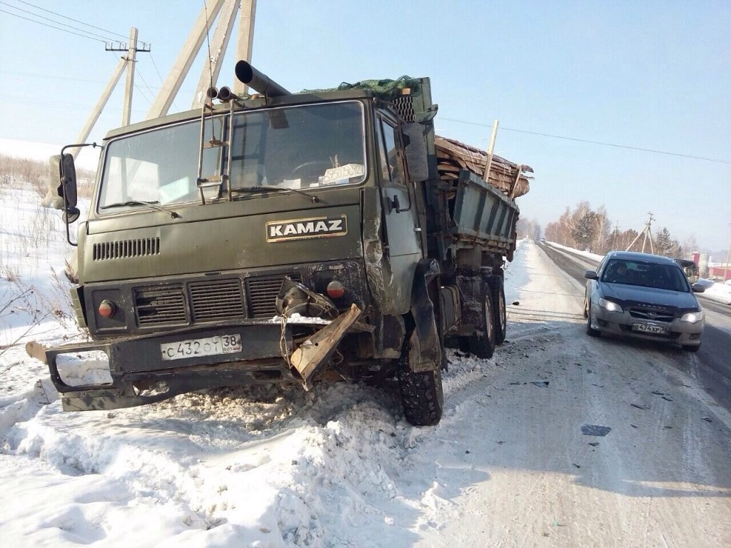 Под Иркутсокм в ДТП с КАМАЗом погиб пассажир Nissan.jpg