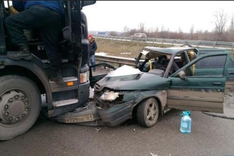 Под Новочеркасском фура раздавила легковушку Под Новочеркасском фура раздавила легковушку 1.jpg