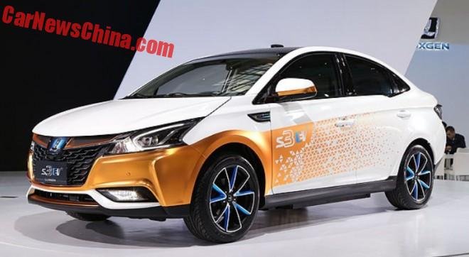 В Сеть выложили официальные фото новейшего седана Luxgen 3 (2).jpg