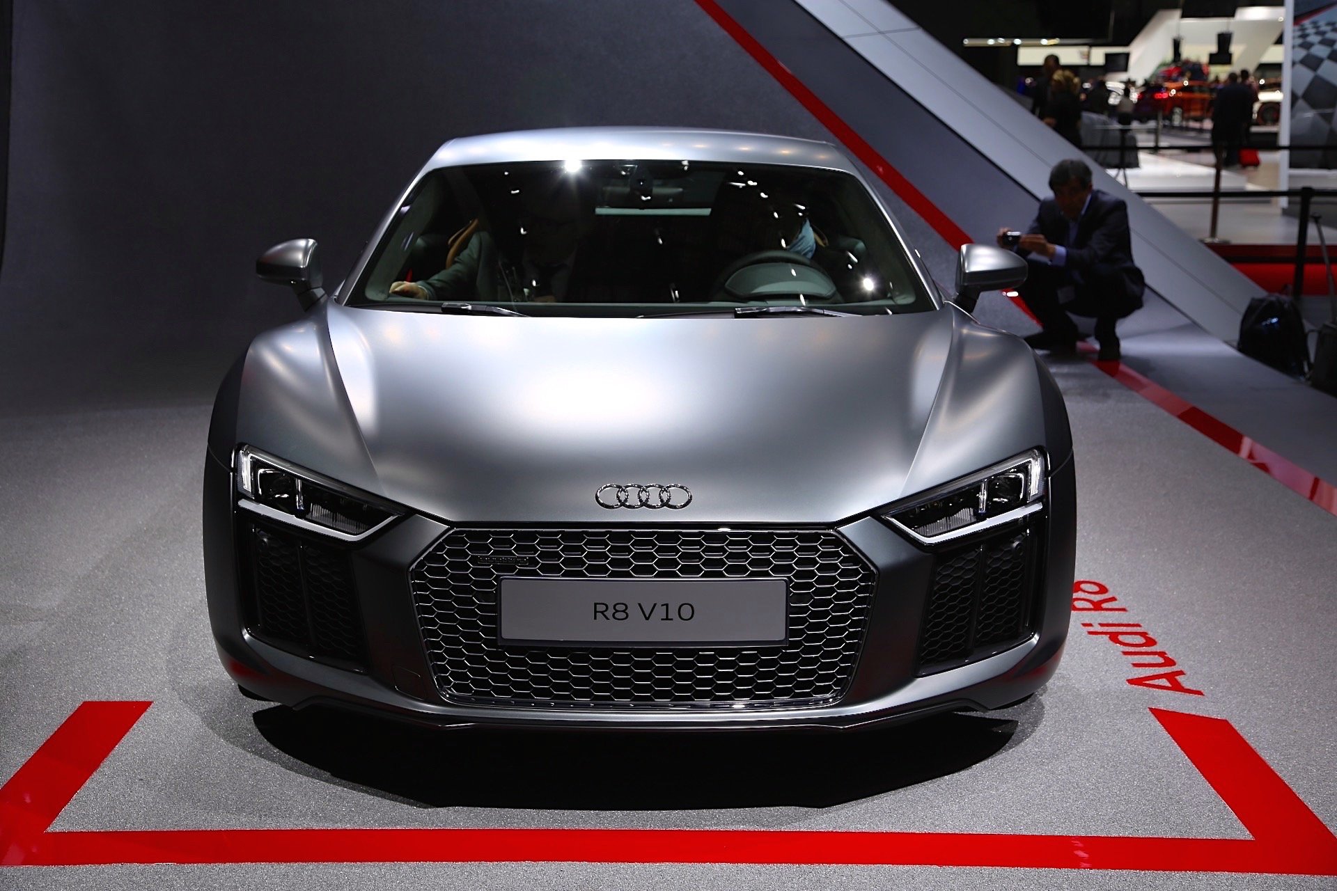 Названа стоимость новой модификации спорткара Audi R8 (3).jpg