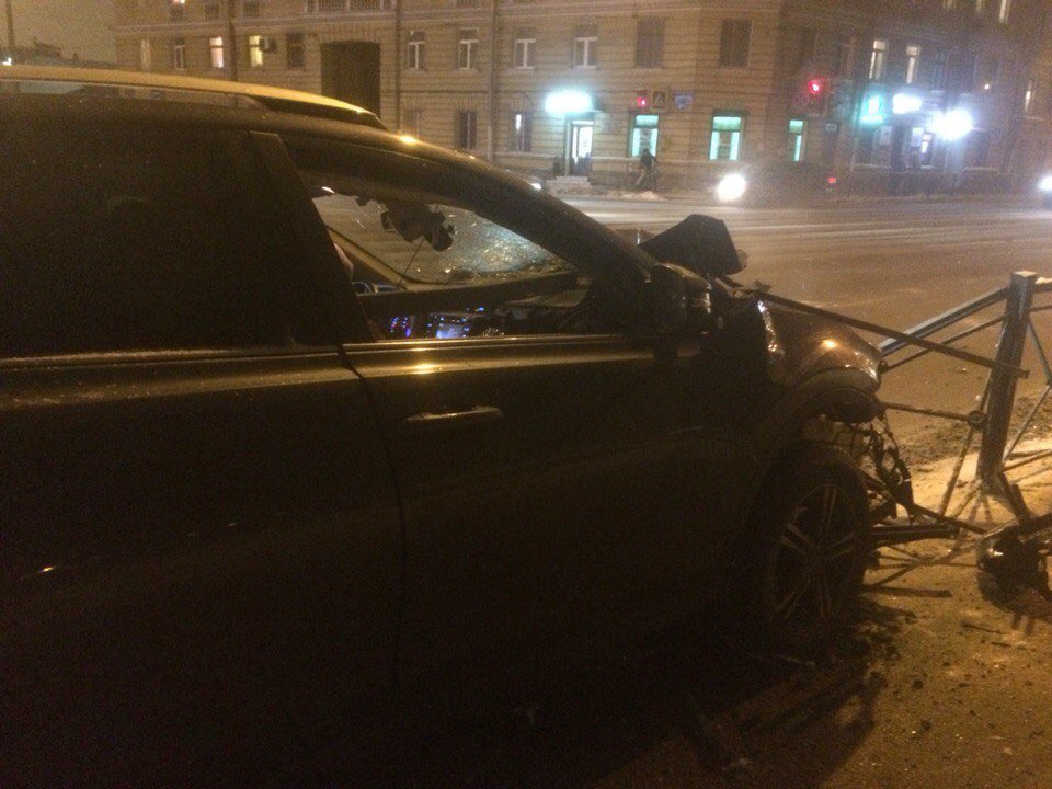 На проспекте Обуховской Обороны пассажирке авто дорожное ограждение повредило голову (4).jpg