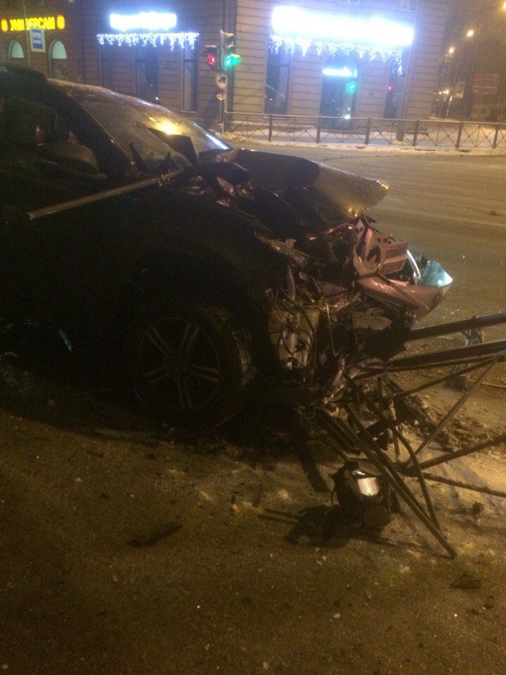 На проспекте Обуховской Обороны пассажирке авто дорожное ограждение повредило голову (3).jpg