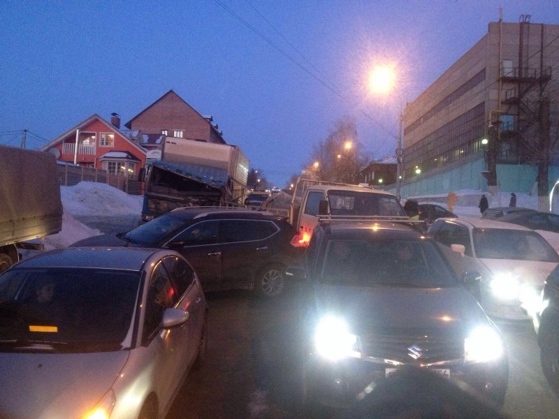 В Новосибирске фура с отказавшими тормозами протаранила 12 автомобилей (2).jpg