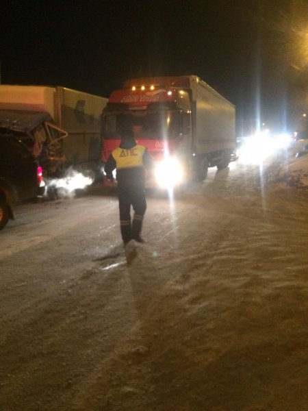 В Новосибирске фура с отказавшими тормозами протаранила 12 автомобилей (3).jpg