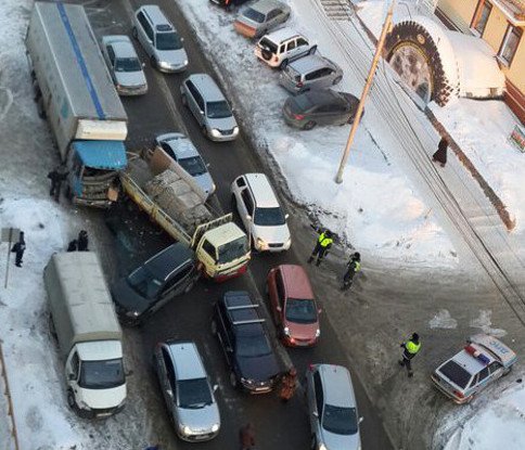 В Новосибирске фура с отказавшими тормозами протаранила 12 автомобилей (4).jpg
