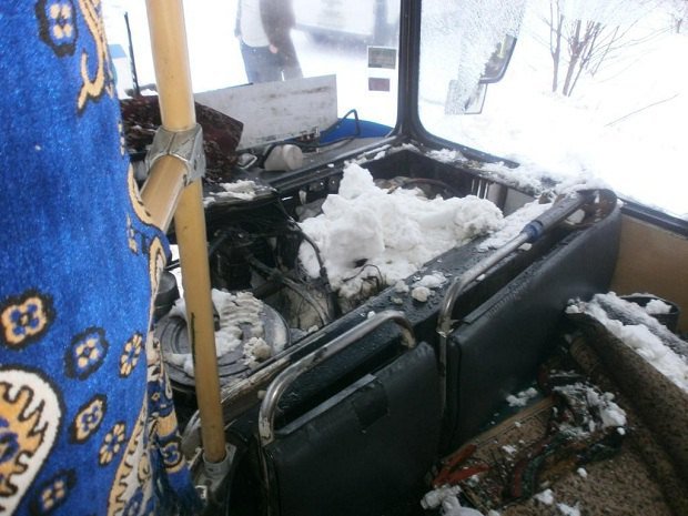 Водитель ПАЗа тушил загоревшийся автобус, у которого заклинило двери