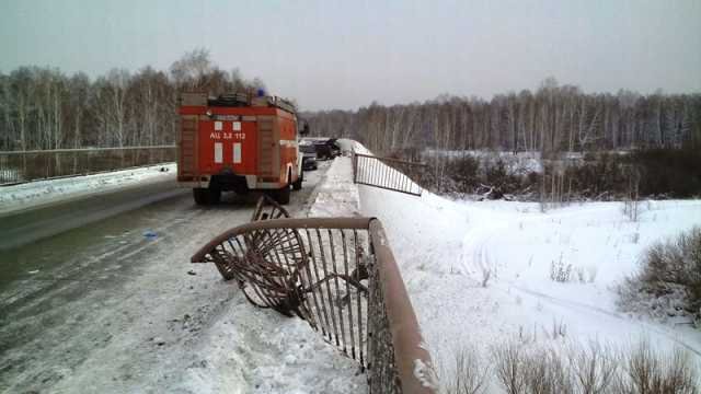 Фура с молоком упала с моста под Челябинском после столкновения с ВАЗом (3).jpg