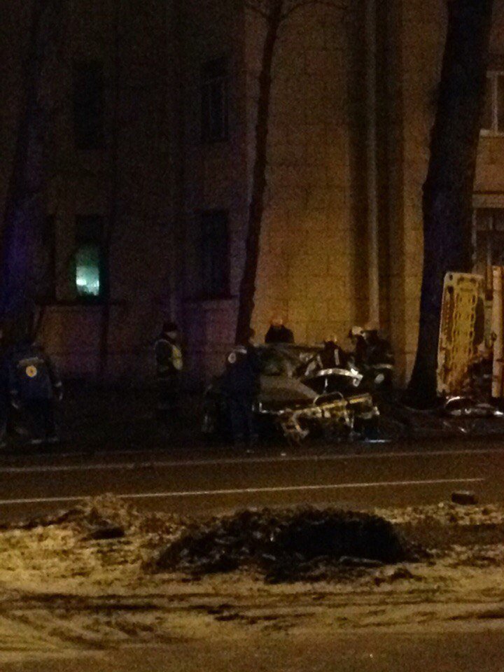 В Петербурге Volkswagen врезался в дерево (3).jpg
