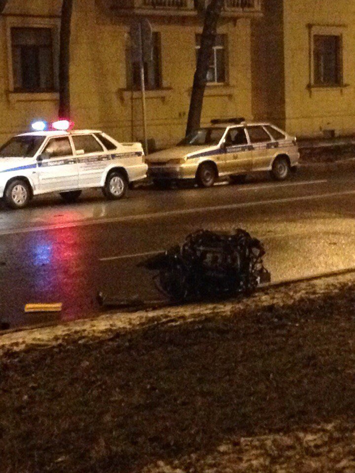 В Петербурге Volkswagen врезался в дерево (2).jpg