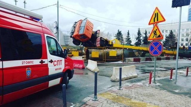 Автокран упал на проезжую часть в Москве 1.jpg