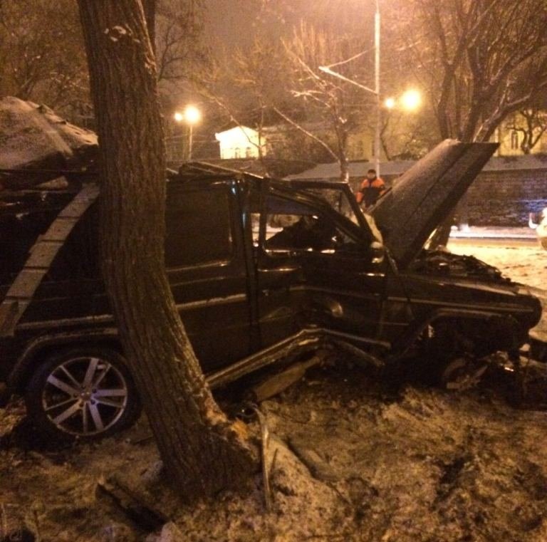 В Ставрополе внедорожник врезался в дерево двое погибли (2).jpg