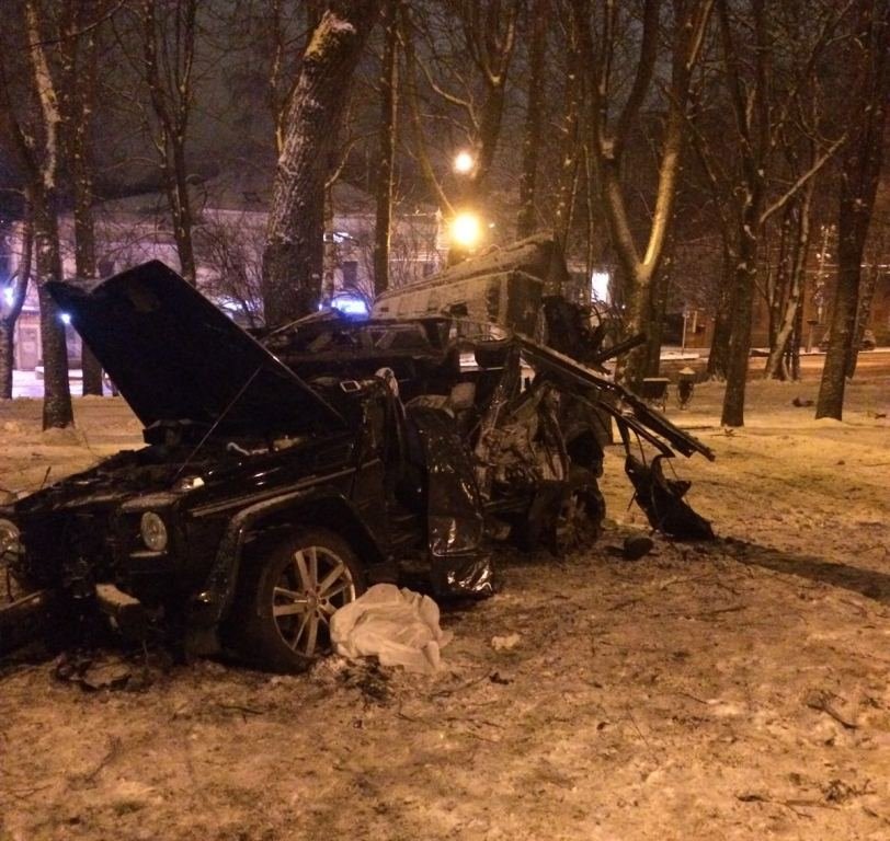 В Ставрополе внедорожник врезался в дерево двое погибли (3).jpg