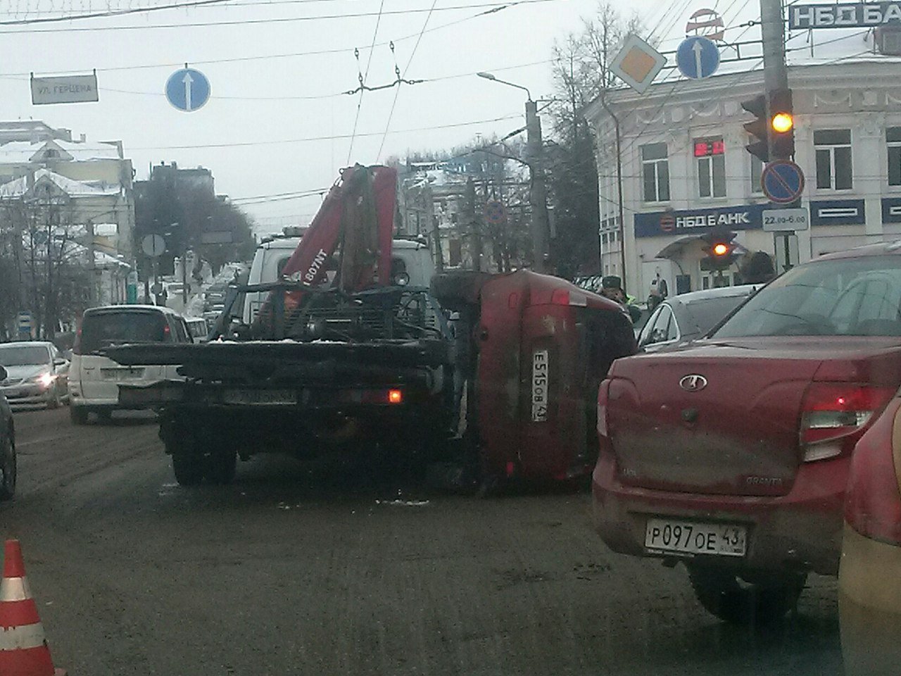"Лада Калина" упала на "Ягуар"
