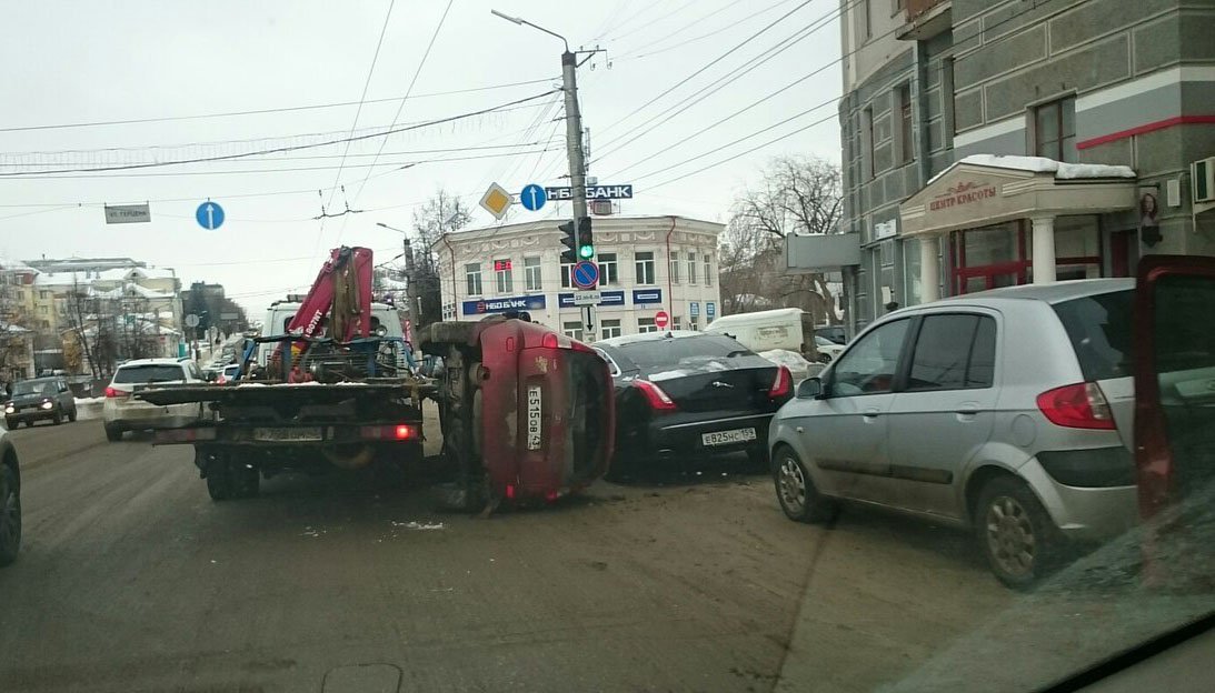 "Лада Калина" упала на "Ягуар"