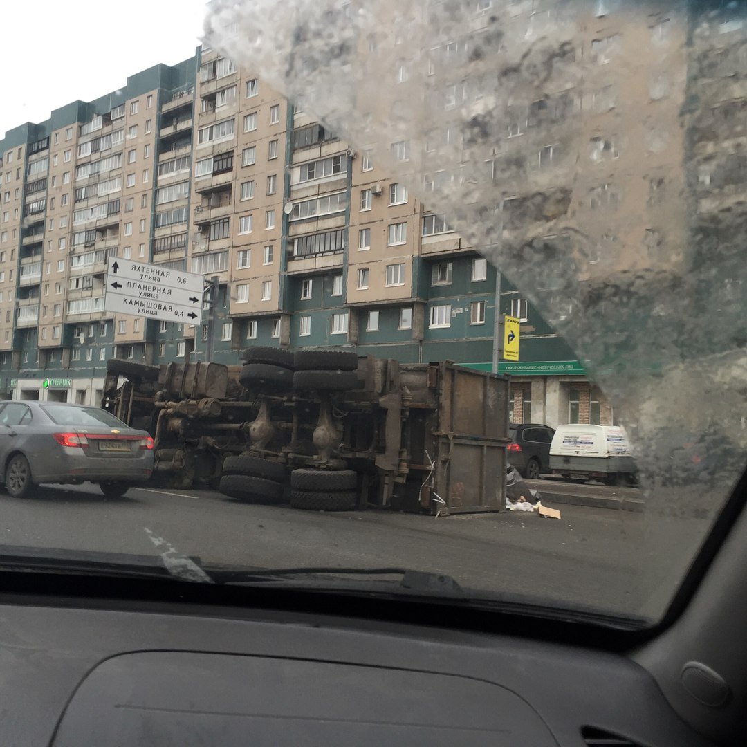 На Богатырском проспекте перевернулся мусоровоз (3).jpg