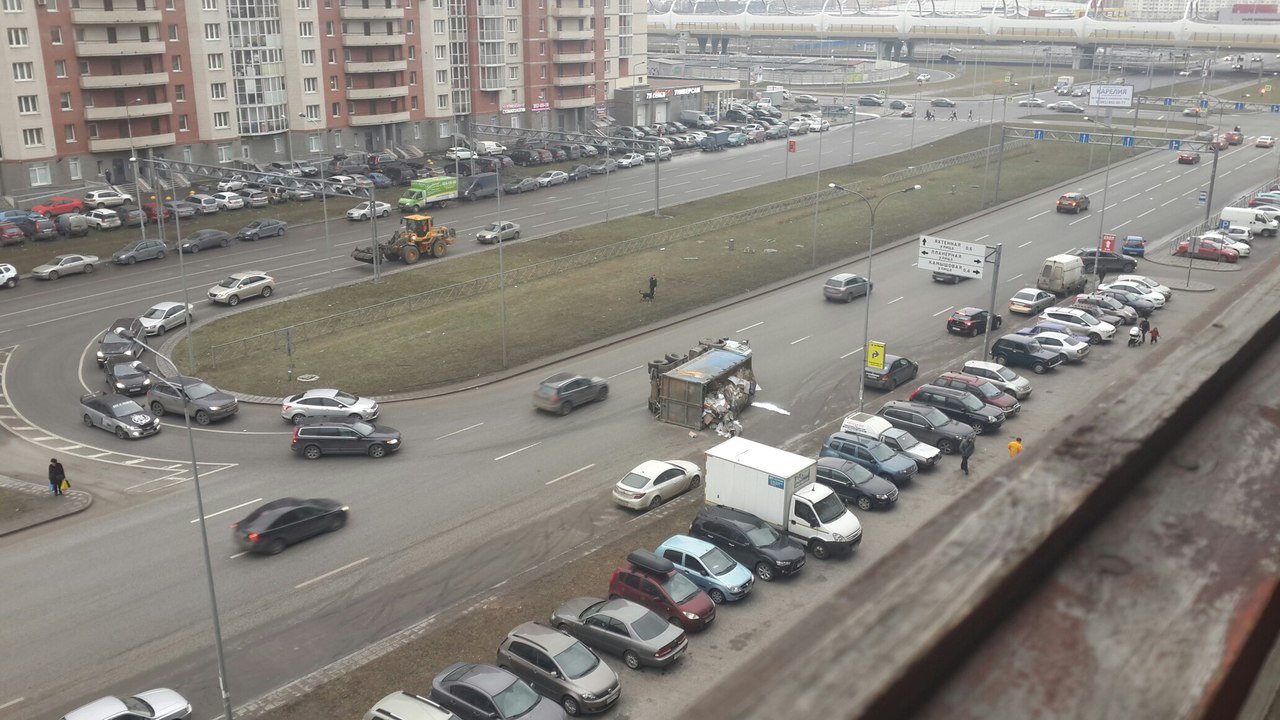 На Богатырском проспекте перевернулся мусоровоз (2).jpg