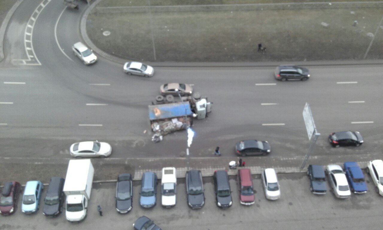 На Богатырском проспекте перевернулся мусоровоз (4).jpg