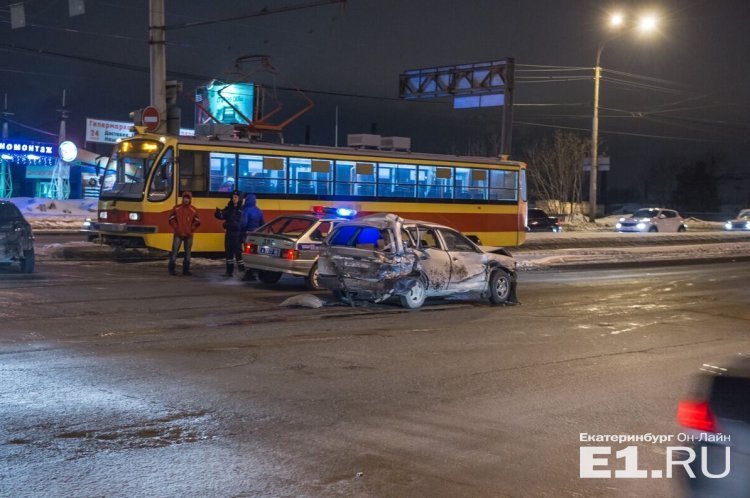 В Екатеринбурге после массового ДТП водитель фуры пытался скрыться (3).jpg