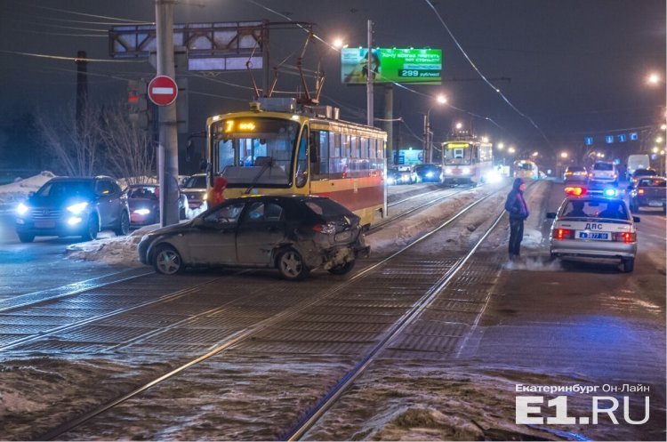 В Екатеринбурге после массового ДТП водитель фуры пытался скрыться (1).jpg