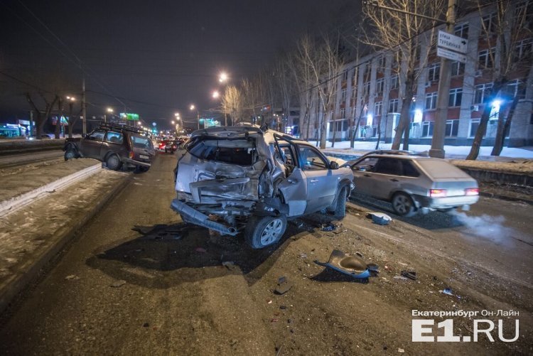 В Екатеринбурге после массового ДТП водитель фуры пытался скрыться (2).jpg