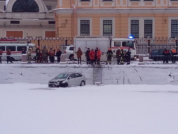 В Фонтанку упал автомобиль (4).jpg