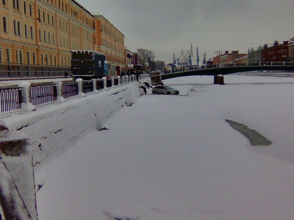 В Фонтанку упал автомобиль (3).jpg